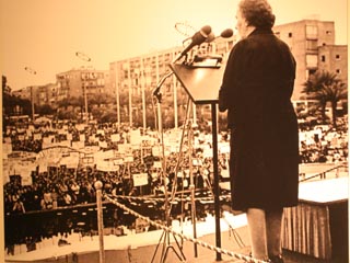Голда Меир выступает на митинге в Тель-Авиве в защиту узников Сиона и отказников Голда Меир выступает на митинге в Тель-Авиве в защиту узников Сиона и отказников