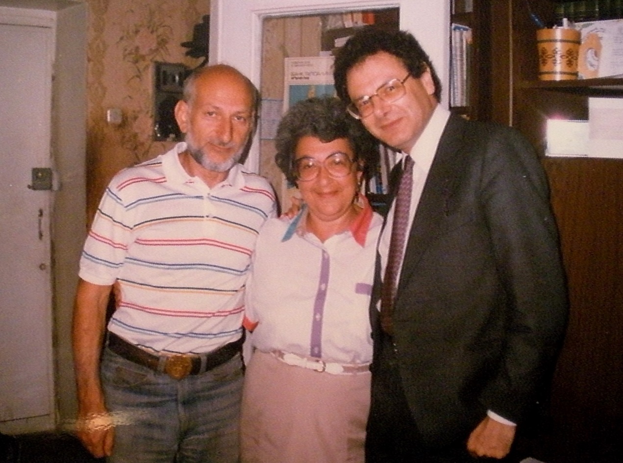 Аба и Ида Таратута с Мартином Гилбертом на квартире у Таратут. Ленинград, 1983.