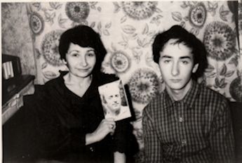 Аня и Боря рассказывают гостям из Израиля о моём аресте. Январь 1986 г.