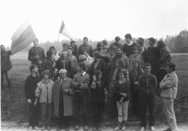 Группа литовских и еврейских добровольцев перед началом работ на еврейском кладбище.