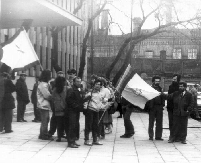 Общество «Ткума» участвует  в демонстрации протеста у здания респубиканского суда во время суда над «копателями могил». Слева направо: 1-й ряд &mdash; Михаил Казакевич, Рина Зильберман, Григорий Альпернас, Сергей Альпернас, Гершон 
Белицкий.