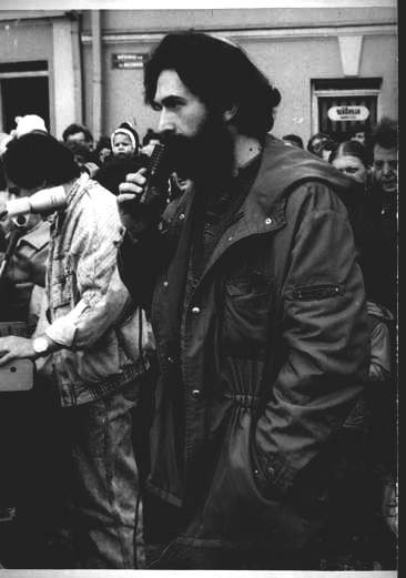Григорий Альпернас выступает на митинге на территории бывшего Малого гетто в Вильнюсе.