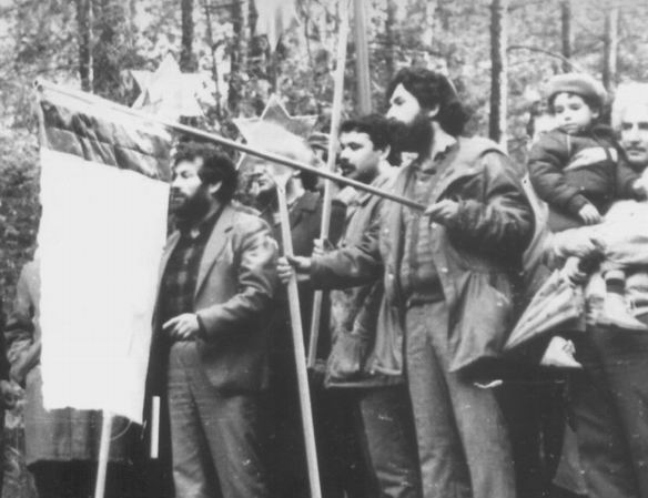 «Марш жизни» из Понар в Вильнюс. Слева направо: Гершон Белицкий, ?, ?, со склонённым флагом &mdash; Григорий Альпернас. 1989&nbsp;г.